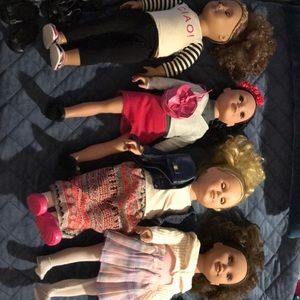 4 GIRLS OUR GENERATION & 1 OTHER TYPE DOLL. LG LOT